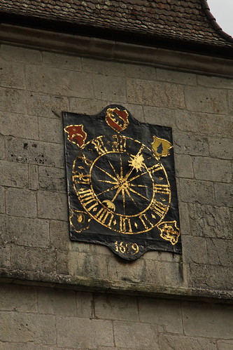 Berner Wappen mit Berner Bär an einer Uhr am Schloss Lenzburg ( Baujahr um 1036 - Höhenburg Burg château castle castello ) auf einem Hügel ob der Altstadt - Stadt Lenzburg im Kanton Aargau der Schweiz