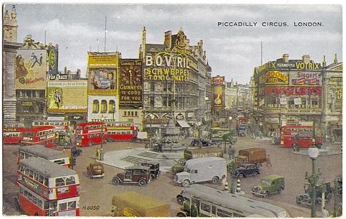 London - Piccadilly Circus in 1948