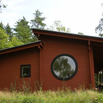 Brown log cabin