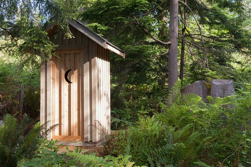 gambier-tiny-getaway-cabin-outhouse-via-smallhousebliss