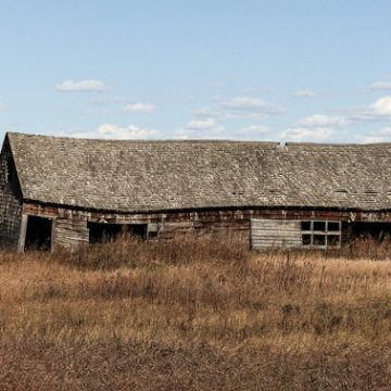 Long, low barn/shed