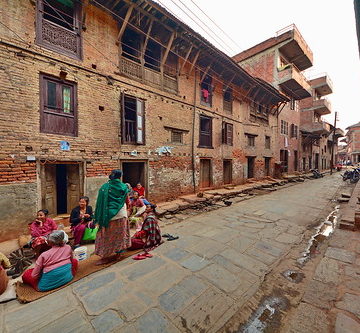 Nepal - Khokana - Streetlife - Women Hand Spinning Wool - 22