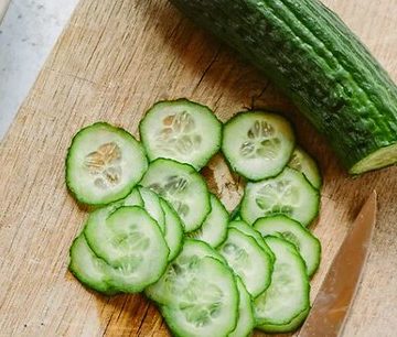 Cheese-Slices-with-Sliced-Cucumber-or-Celery